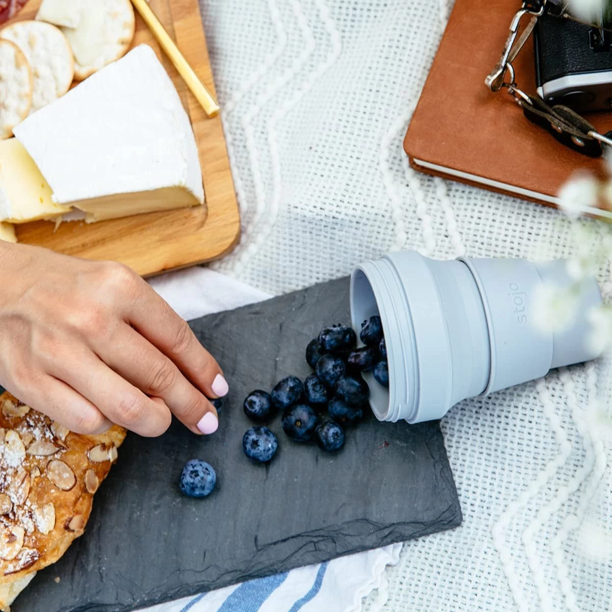 STOJO - Opvouwbare Beker - To Go - Grijs - 237ml - Herbruikbaar 6 STOJO - Opvouwbare Beker - To Go - Grijs - 237ml - Herbruikbaar - Afbeelding 4