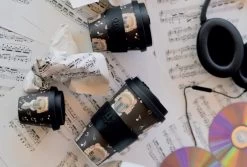 Quy Cup - 90ml Ecologische Reis Beker - Espressobeker “Peanuts Snoopy Music” Met Zwarte Siliconen Deksel -Keukenbenodigdheden Winkel 1200x811 2