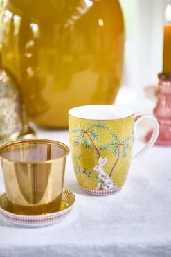 Pip Studio La Majorelle Yellow - Theeset - Porselein - Mok + Theezeef + Theetip - Porselein - 350ml - Geel Servies - Pasen - Konijn -Keukenbenodigdheden Winkel 799x1200 17