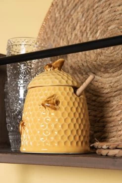 Clayre & Eef Honingpot Met Lepel Ø 11x14 Cm Geel Keramiek Rond Bijen Voorraadpot Deksel Bewaarpot Opbergpot -Keukenbenodigdheden Winkel 801x1200 7